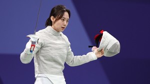 펜싱 여자 사브르 <b>윤지수</b>, 징크스 깨고 <b>16강</b> 진출