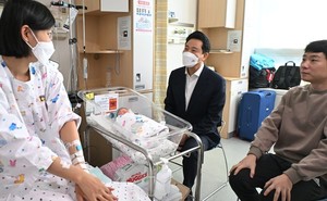 <b>오세훈</b>, <b>서울의료원</b> 을사년 <b>첫둥이</b> 탄생 축하