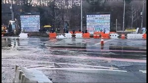 <b>수원 상수도관 파손</b> 도로 침수…지하차도 등 통제