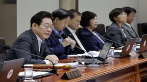 이 대통령 "납득 안 되는 <b>해외원조</b>사업 많아" <b>점검</b> 지시