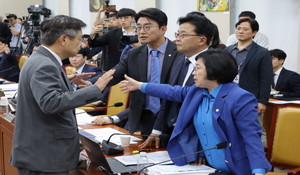 여야, '문자 폭로 사태' <b>박정훈</b>·<b>김우영 맞고발</b>