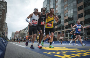 [월드 인 프레임] 미 보스턴 마라톤 중 좌초된 선수 도운 두 영웅